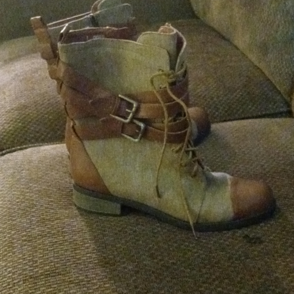 Boots - Picture 3 of 4